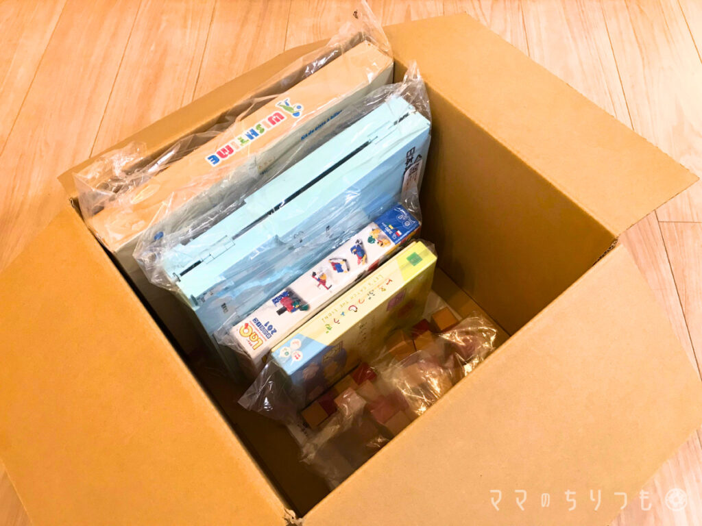 キッズ・ラボラトリー梱包｜② おもちゃが届いたときの箱に詰める（適宜、緩衝材を使用）
